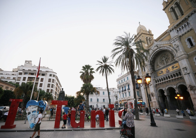 Tunis sərhədlərini əcnəbilərin üzünə açdı