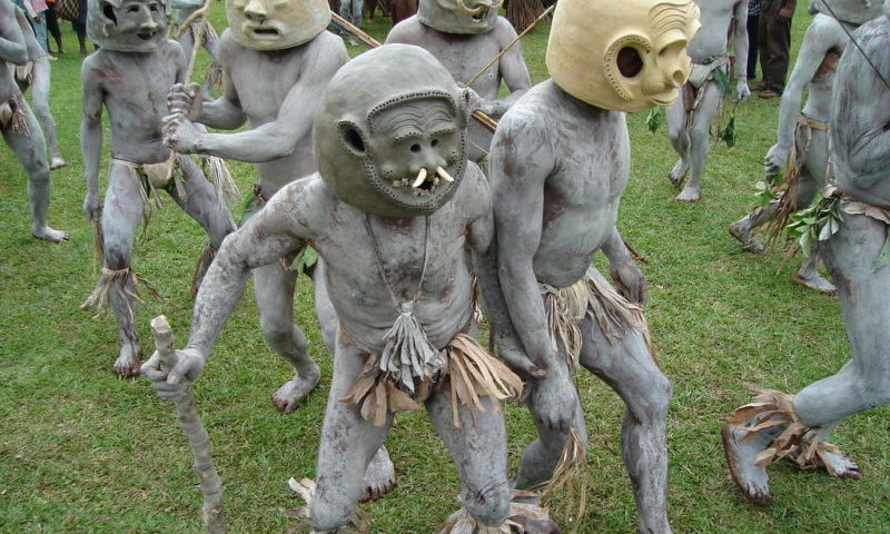 800 dilin danışıldığı-Papua Yeni Qvineya