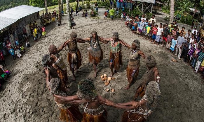 800 dilin danışıldığı-Papua Yeni Qvineya