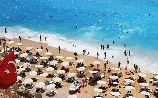 Antalyaya turist axını 62% artıb