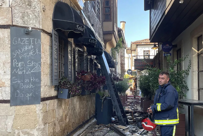 Antalyada otel yanğını: 2 turist ölüb, 10 nəfər yaralanıb