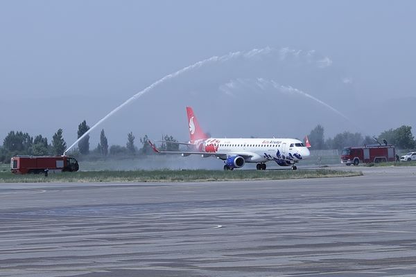 Düşənbə hava limanında AZAL-ın Bakıdan ilk reysi təntənəli şəkildə qarşılanıb - YENİLƏNİB + FOTO