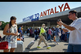 Antalya aeroportu rekord vurdu - Bir gundə 1200 təyyarə, 215 min turist